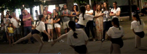 Momento de dança na sessão de apresentação pública da associação Because I Care