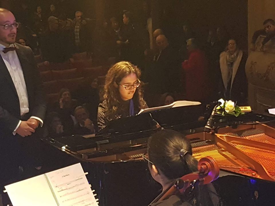 Eduarda Azevedo a tocar piano