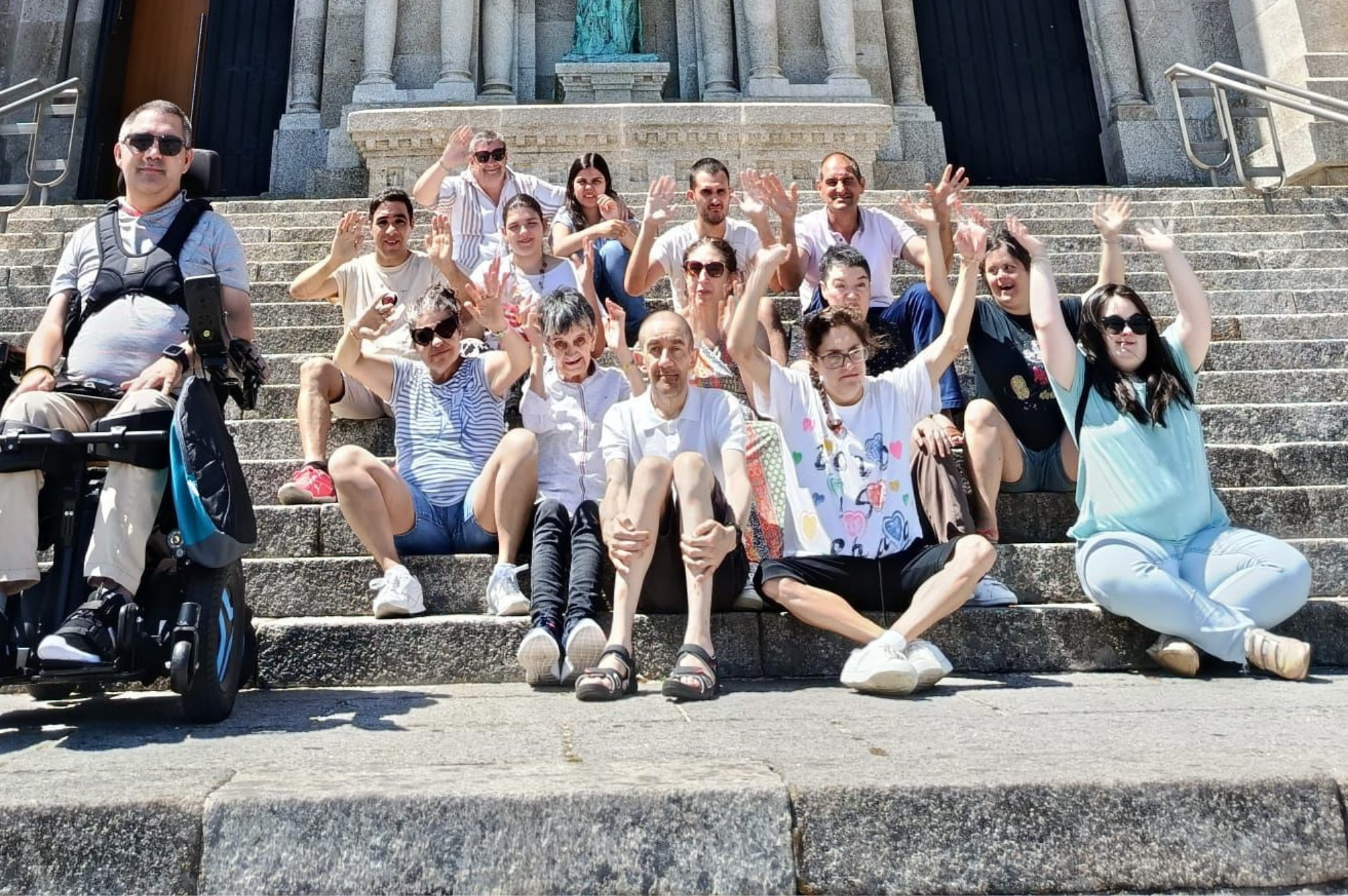 Imagem de grupo da Visita a Viana do Castelo dos utentes do Centro e Lar Inclusivos do Polo do Paraíso (CLIPP), do Centro Social de Brito