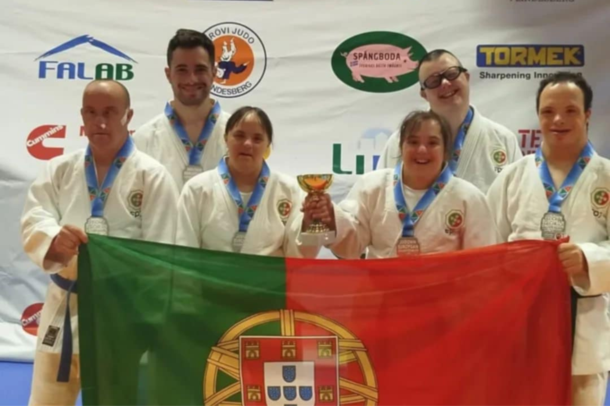 Foto da comitiva lusa composta por seis judocas - Cláudia Gaspar e Diogo Côrte (APPACDM-Castelo Branco), Paulo Lino (CERCIAG), Guilherme Cerqueira e Paulo Lemos (CERCIGUI) e Maria Ribeiro (SC Sabugal)