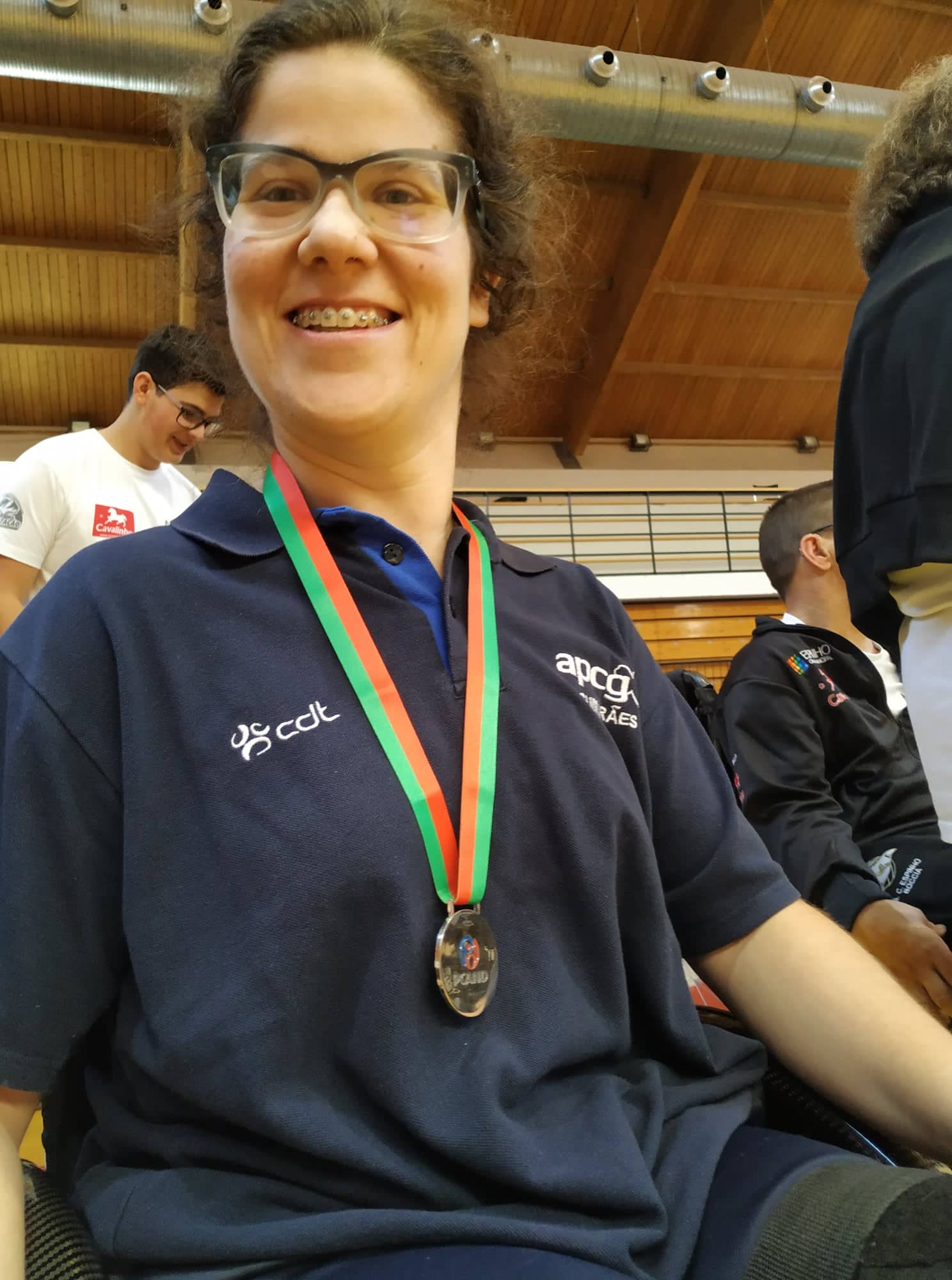 Cristiana Marques com uma medalha ao peito conquistada enquanto atleta de boccia