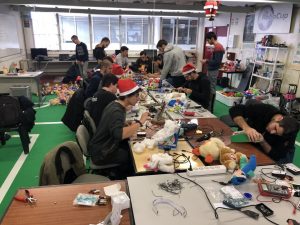Sala de adaptação dos brinquedos e alunos a trabalhar