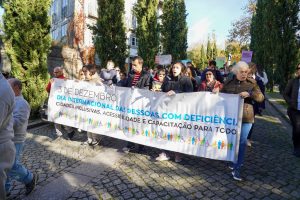 Caminhada inclusiva a descer o Largo do Carmo, em Guimarães