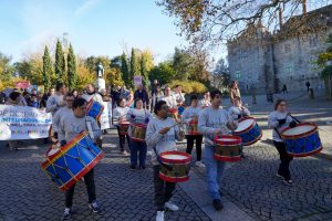 Caminhada inclusiva a descer o Largo do Carmo, em Guimarães
