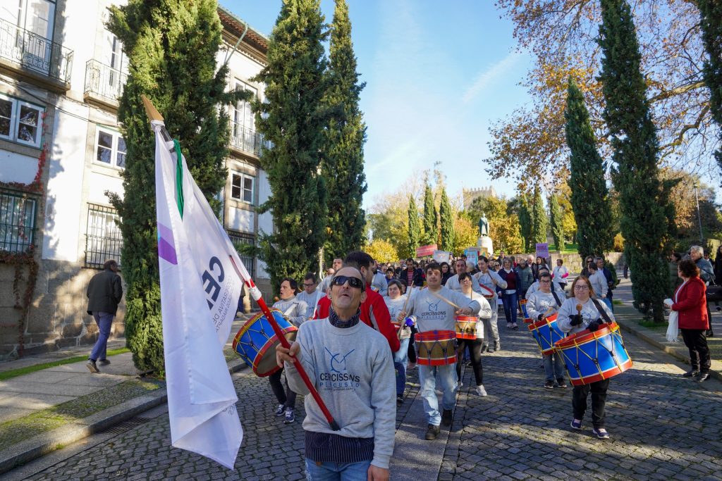 Caminhada inclusiva a descer o Largo do Carmo, em Guimarães