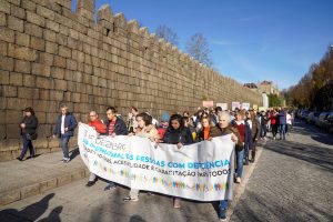 Caminhada inclusiva a descer a rua da muralha, em Guimarães
