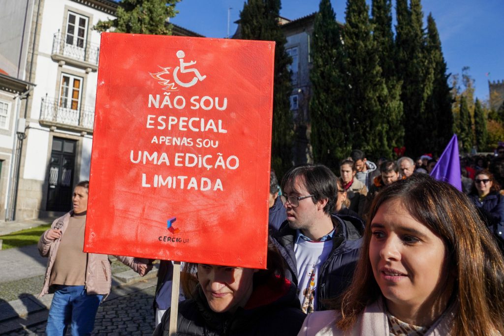Caminhada inclusiva a descer o Largo do Carmo, em Guimarães